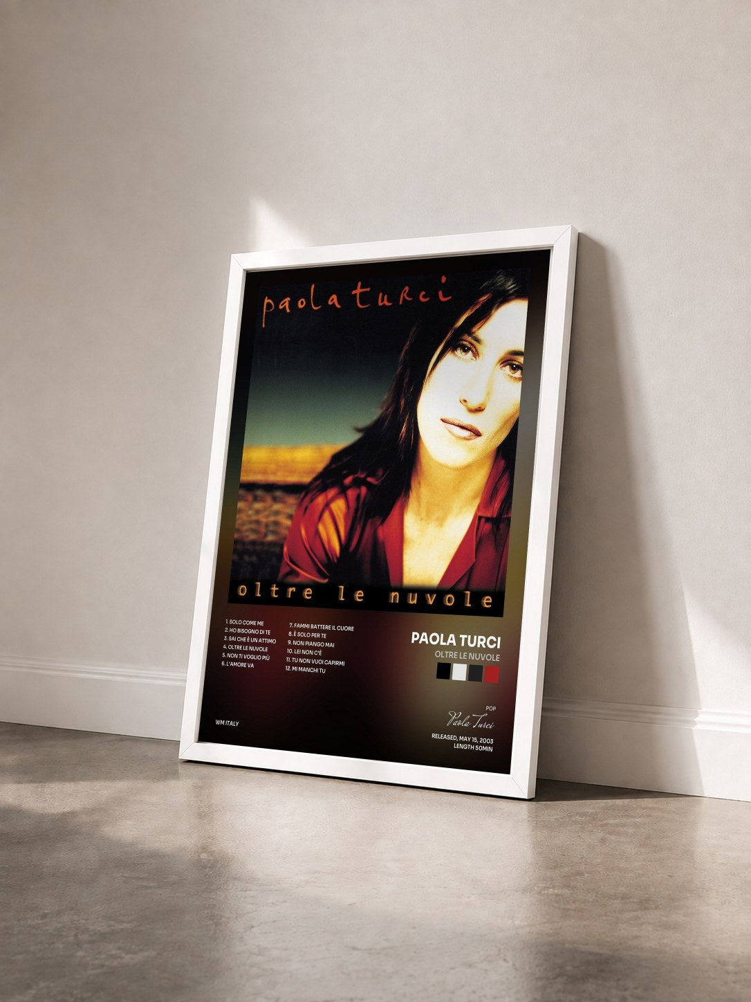 #blanc Tableau de l'album Oltre Le Nuvole de Paola Turci vu de trois quarts, cadre blanc
