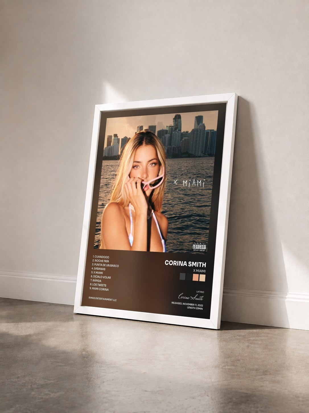 #blanc Tableau de l'album X Miami de Corina Smith vu de trois quarts, cadre blanc