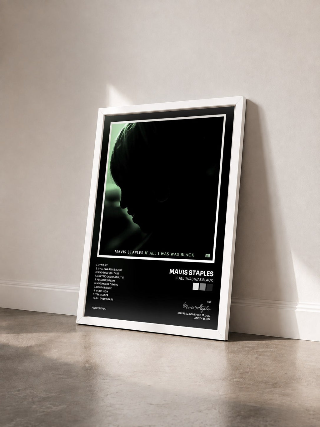 #blanc Tableau de l'album If All I Was Was Black de Mavis Staples vu de trois quarts, cadre blanc
