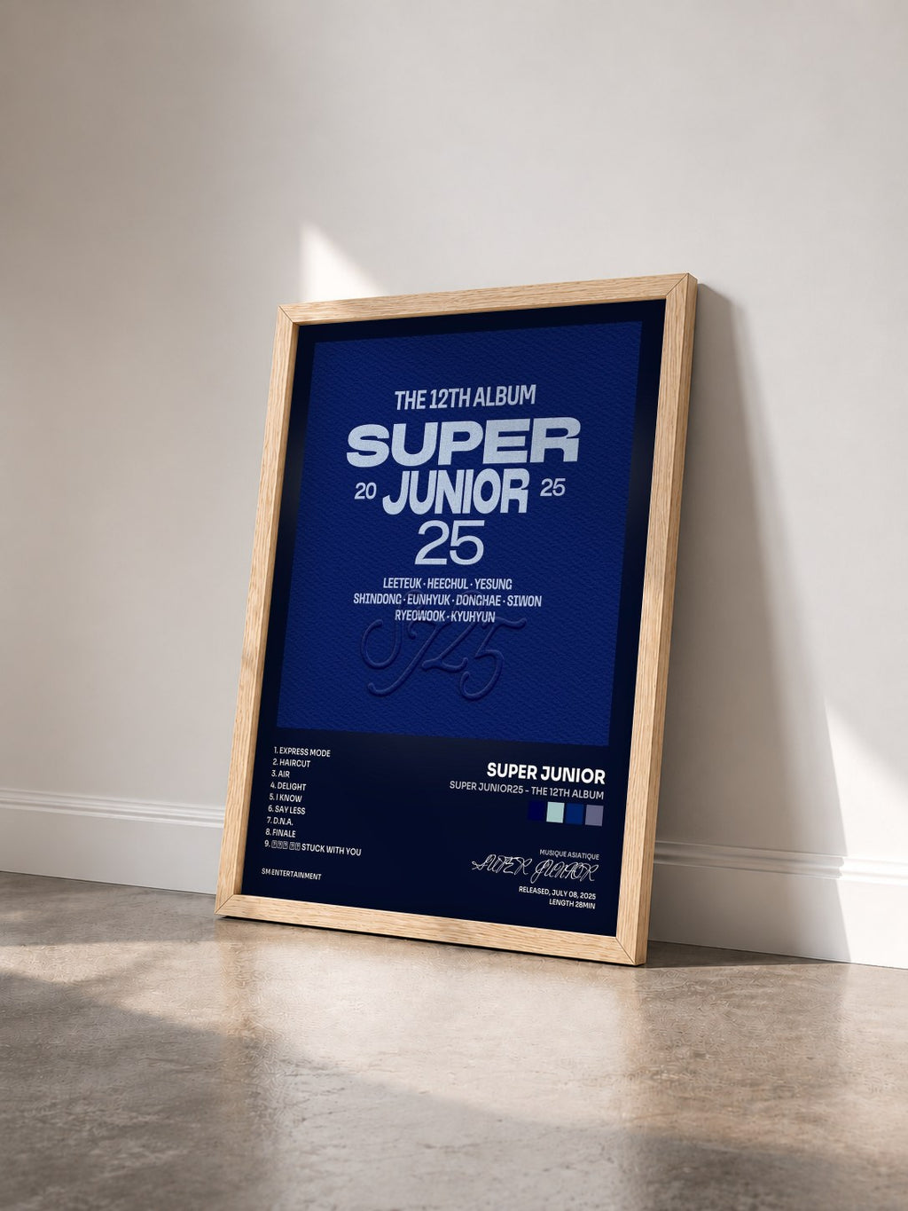 #bois Tableau de l'album Super Junior25 - The 12th Album de SUPER JUNIOR vu de trois quarts, cadre en bois brut