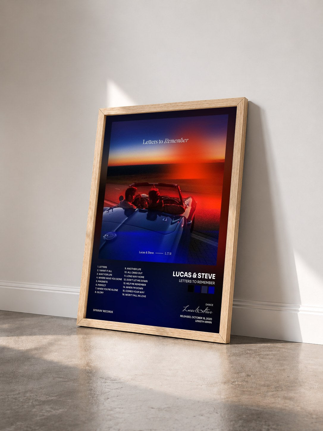 #bois Tableau de l'album Letters To Remember de Lucas & Steve vu de trois quarts, cadre en bois brut