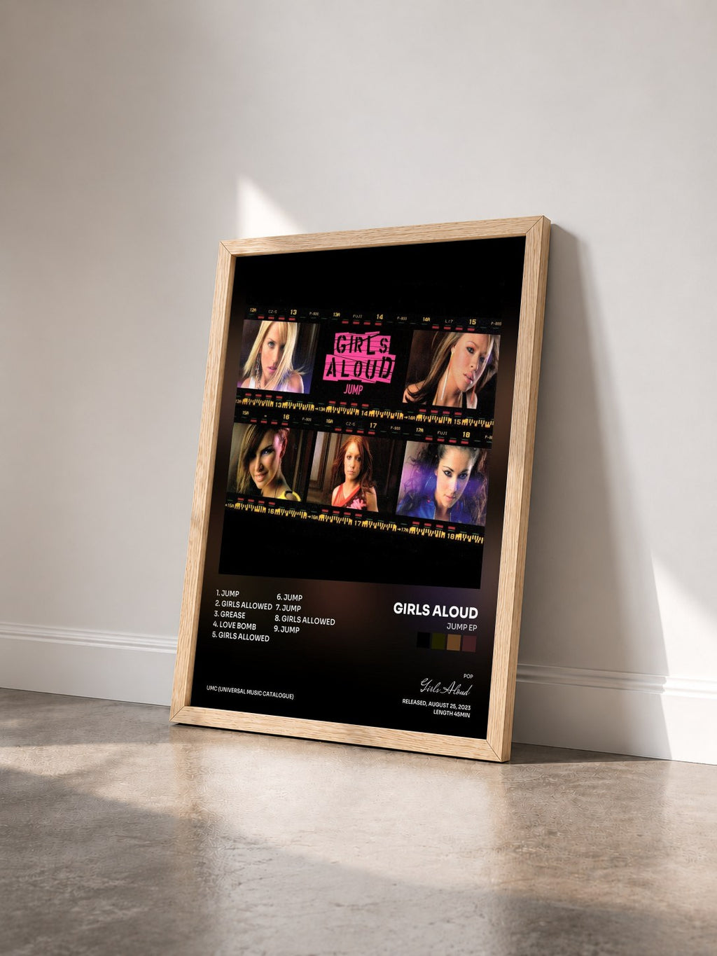 #bois Tableau de l'album Jump EP de Girls Aloud vu de trois quarts, cadre en bois brut