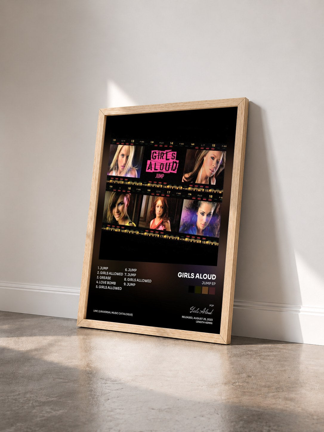 #bois Tableau de l'album Jump EP de Girls Aloud vu de trois quarts, cadre en bois brut
