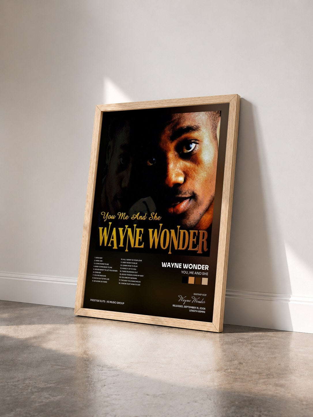 #bois Tableau de l'album You, Me And She de Wayne Wonder vu de trois quarts, cadre en bois brut