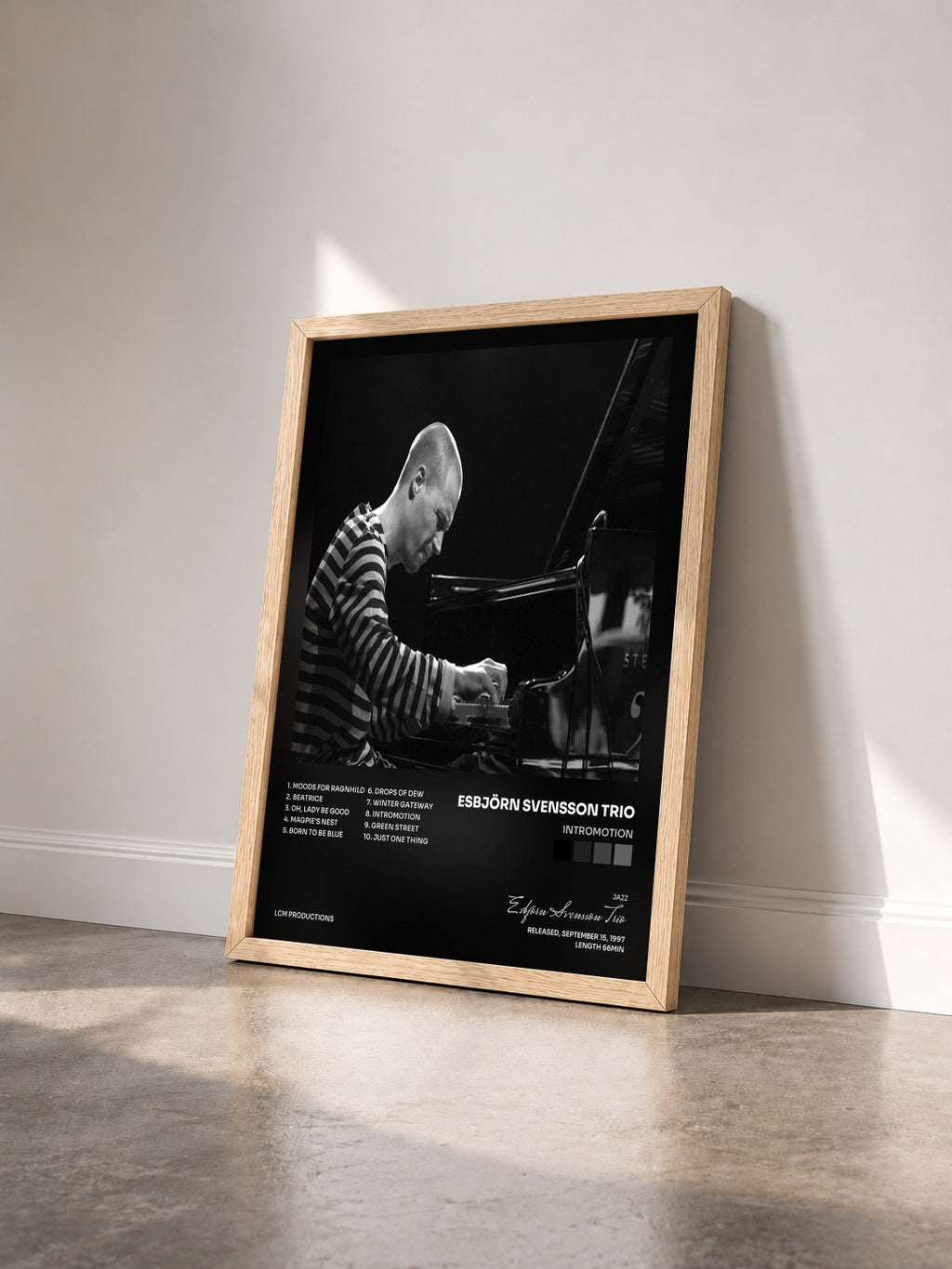 #bois Tableau de l'album Intromotion de Esbjörn Svensson Trio vu de trois quarts, cadre en bois brut