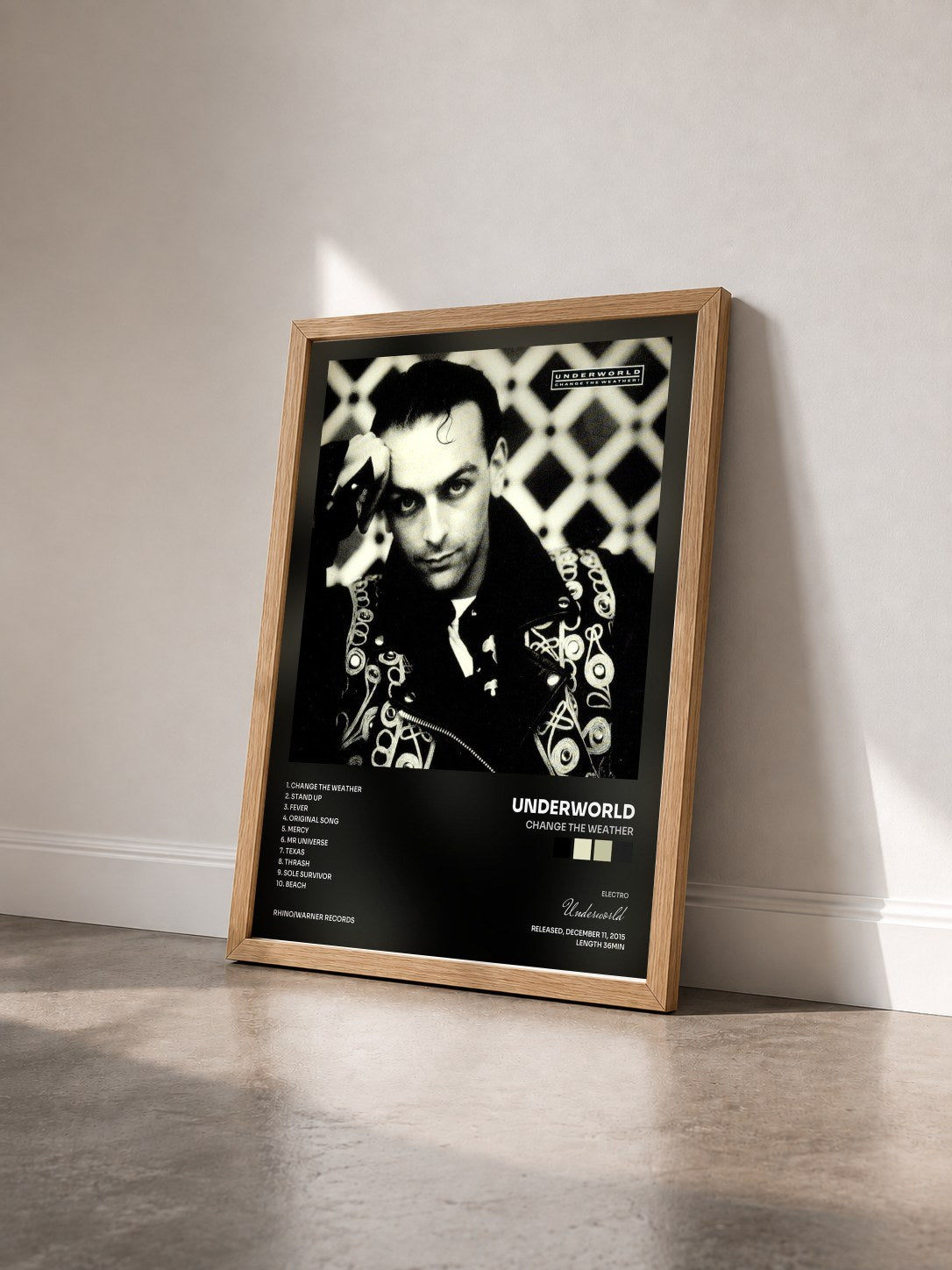 #bois Tableau de l'album Change The Weather de Underworld vu de trois quarts, cadre en bois brut