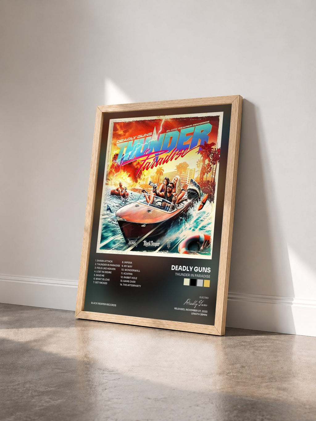 #bois Tableau de l'album Thunder In Paradise de Deadly Guns vu de trois quarts, cadre en bois brut
