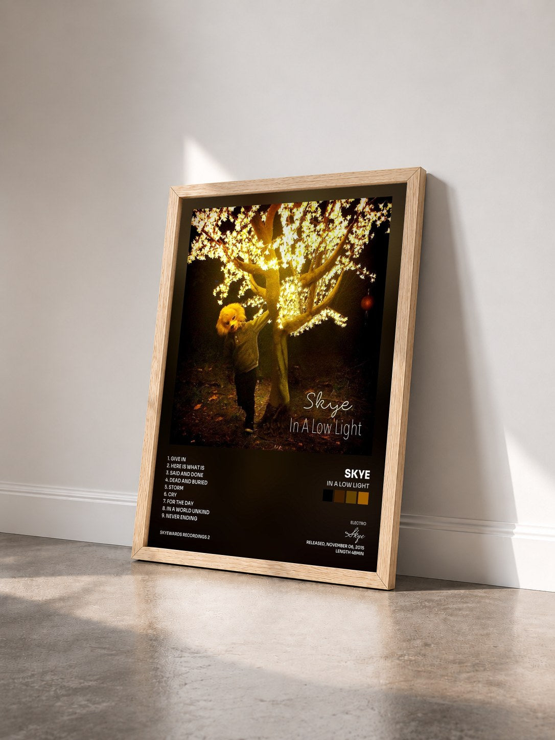 #bois Tableau de l'album In a Low Light de Skye vu de trois quarts, cadre en bois brut