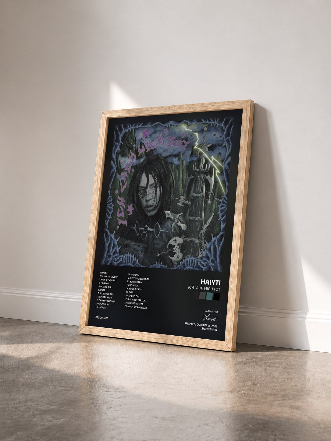#bois Tableau de l'album Ich lach mich tot de Haiyti vu de trois quarts, cadre en bois brut