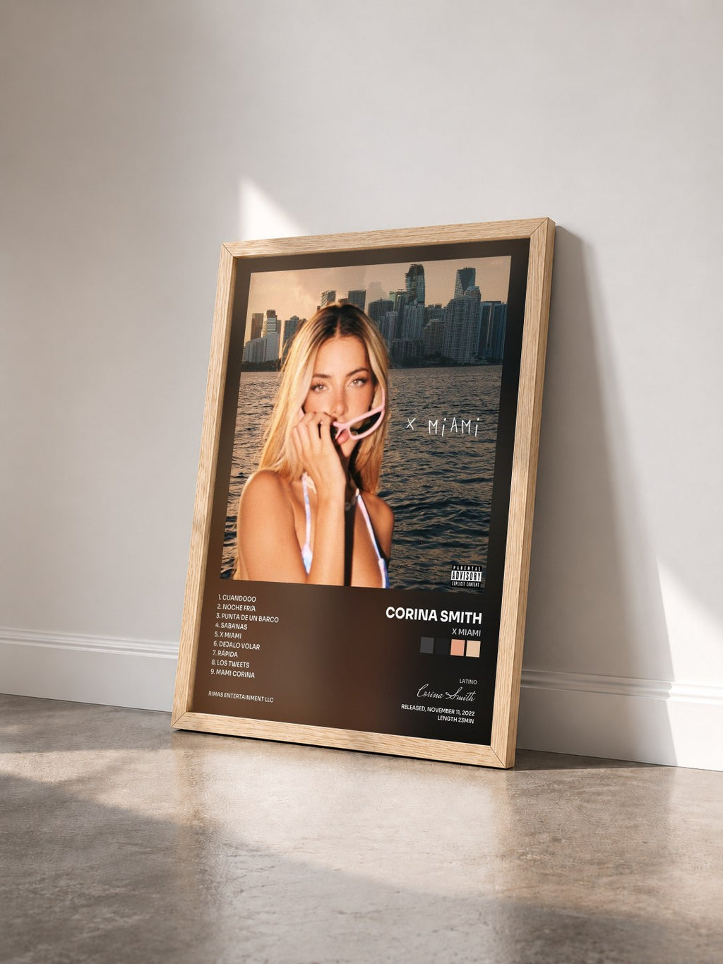 #bois Tableau de l'album X Miami de Corina Smith vu de trois quarts, cadre en bois brut