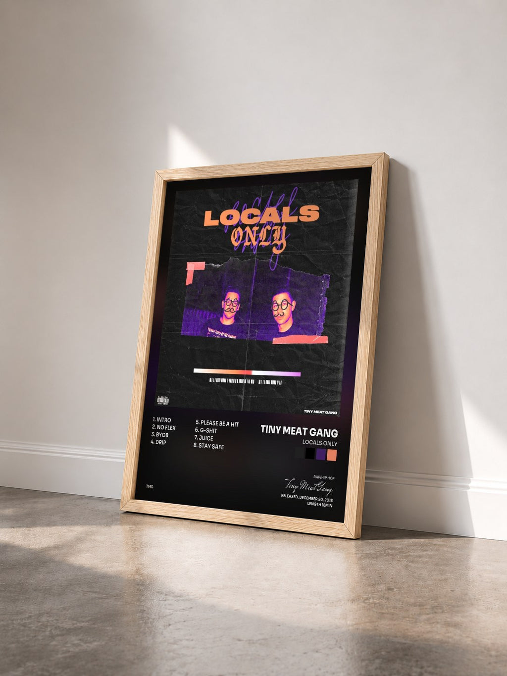 #bois Tableau de l'album Locals Only de Tiny Meat Gang vu de trois quarts, cadre en bois brut