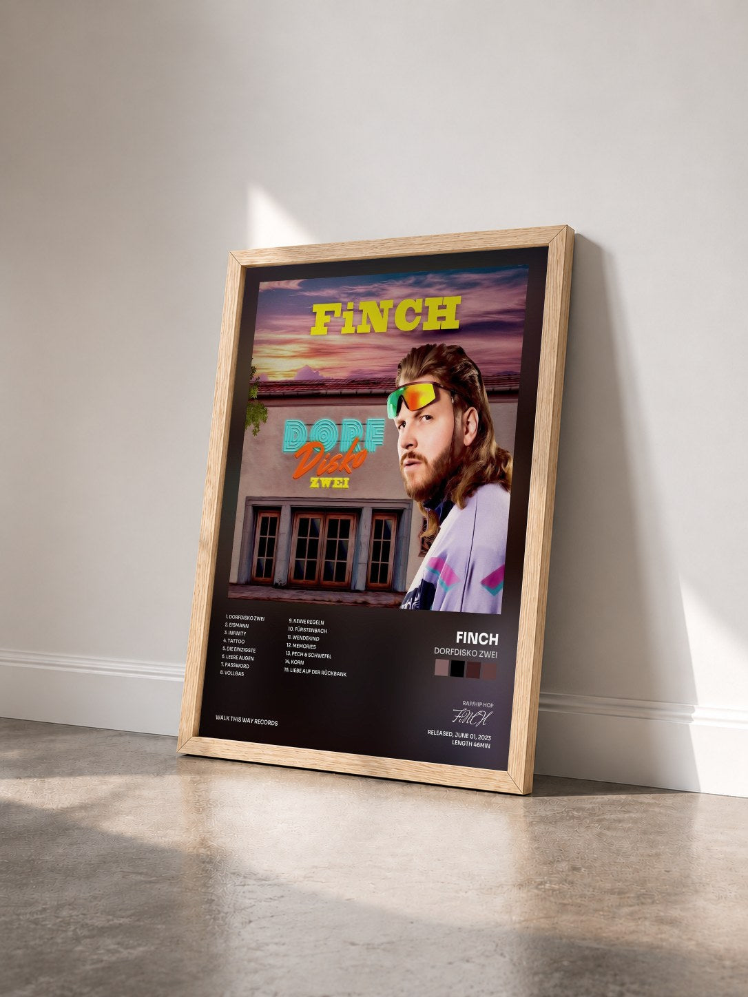 #bois Tableau de l'album DORFDiSKO ZWEi de FiNCH vu de trois quarts, cadre en bois brut