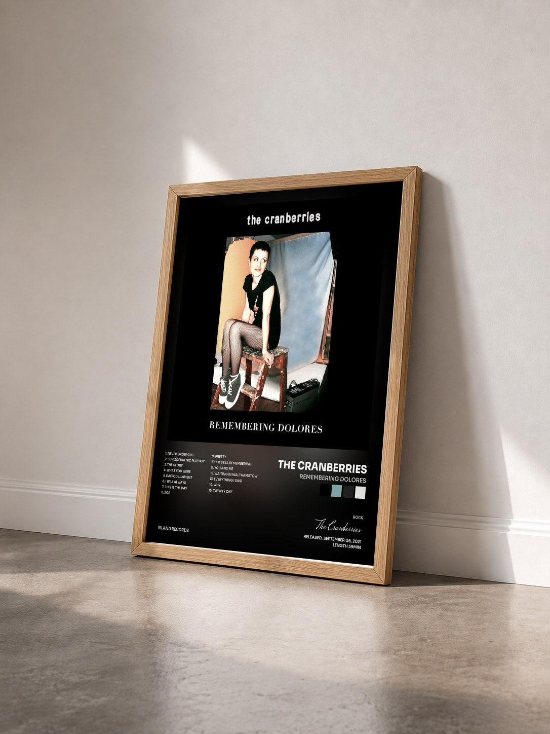 #bois Tableau de l'album Remembering Dolores de The Cranberries vu de trois quarts, cadre en bois brut