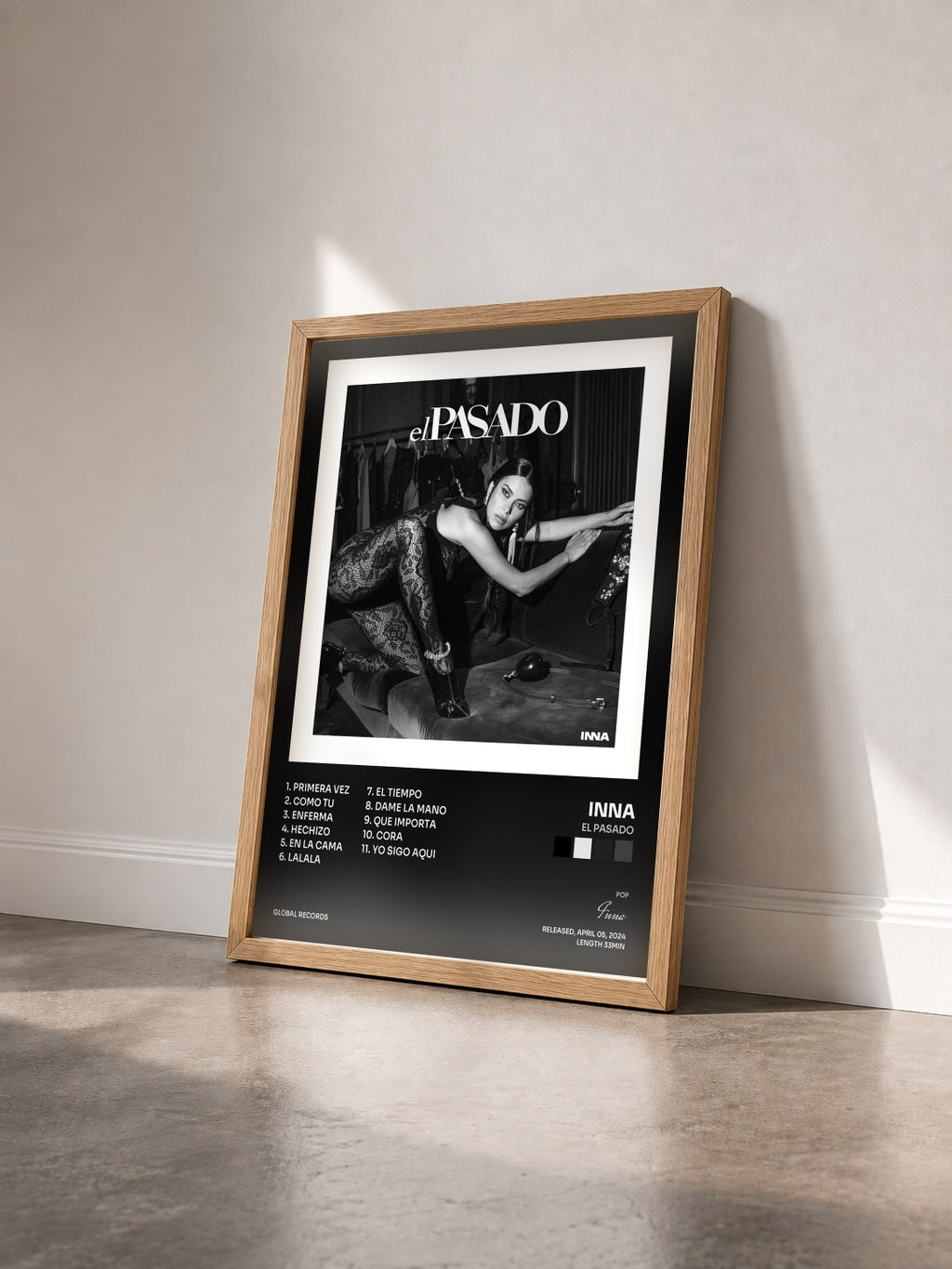 #bois Tableau de l'album El Pasado de Inna vu de trois quarts, cadre en bois brut