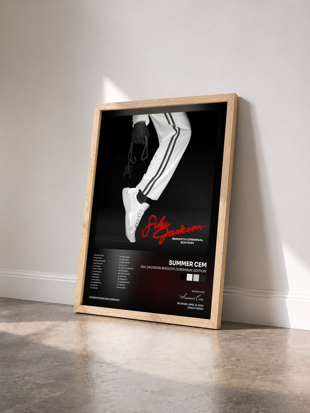 #bois Tableau de l'album SIKI JACKSON SMOOTH CRIMINAL EDITION de Summer Cem vu de trois quarts, cadre en bois brut
