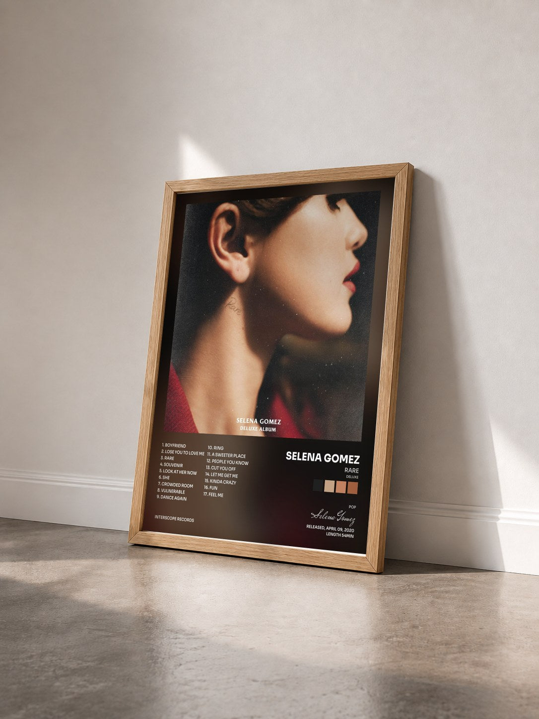 #bois Tableau de l'album Rare (Deluxe) de Selena Gomez vu de trois quarts, cadre en bois brut