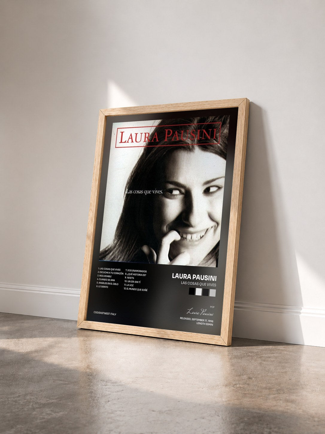 #bois Tableau de l'album Las cosas que vives de Laura Pausini vu de trois quarts, cadre en bois brut