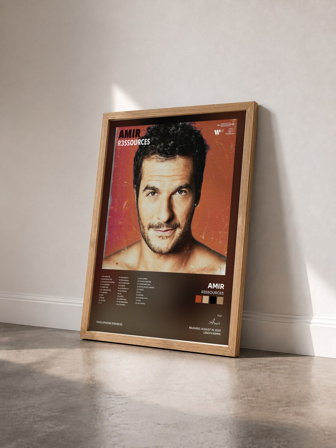 #bois Tableau de l'album R3SSOURCES de Amir vu de trois quarts, cadre en bois brut