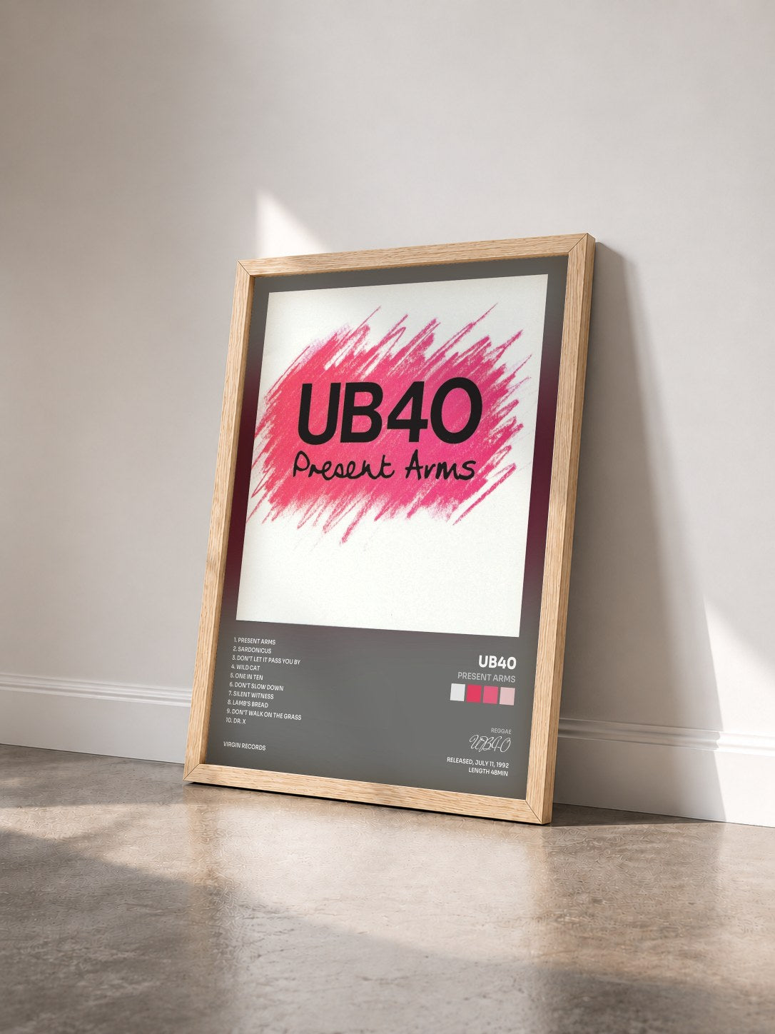 #bois Tableau de l'album Present Arms de UB40 vu de trois quarts, cadre en bois brut