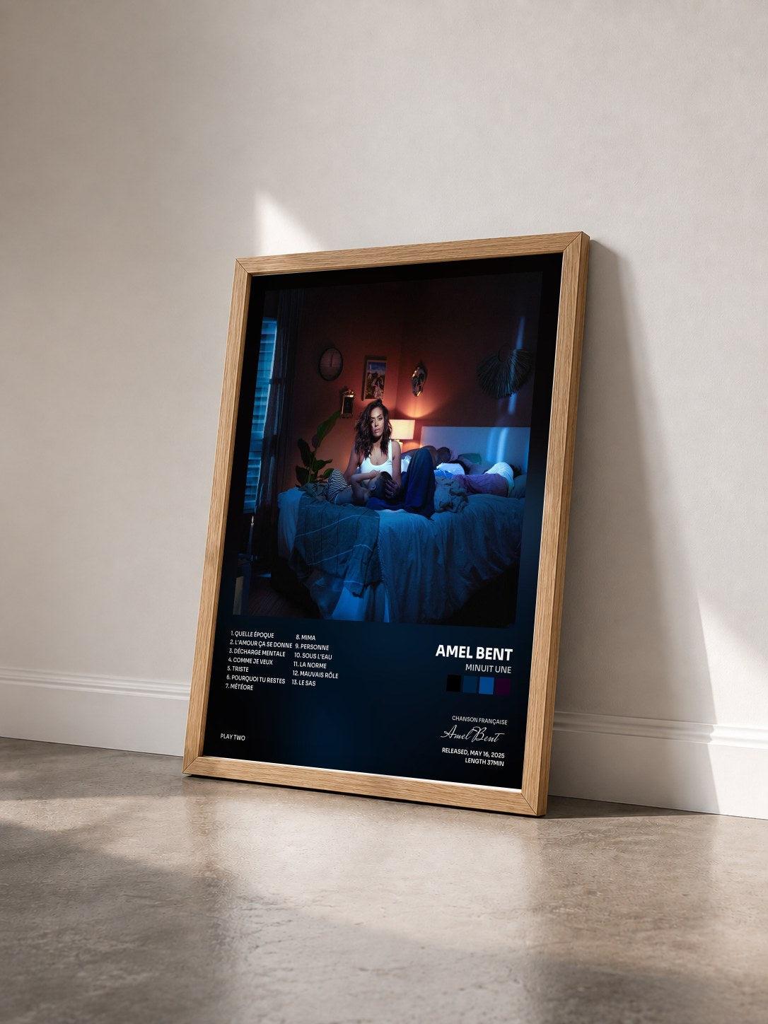 #bois Tableau de l'album MINUIT UNE de Amel Bent vu de trois quarts, cadre en bois brut