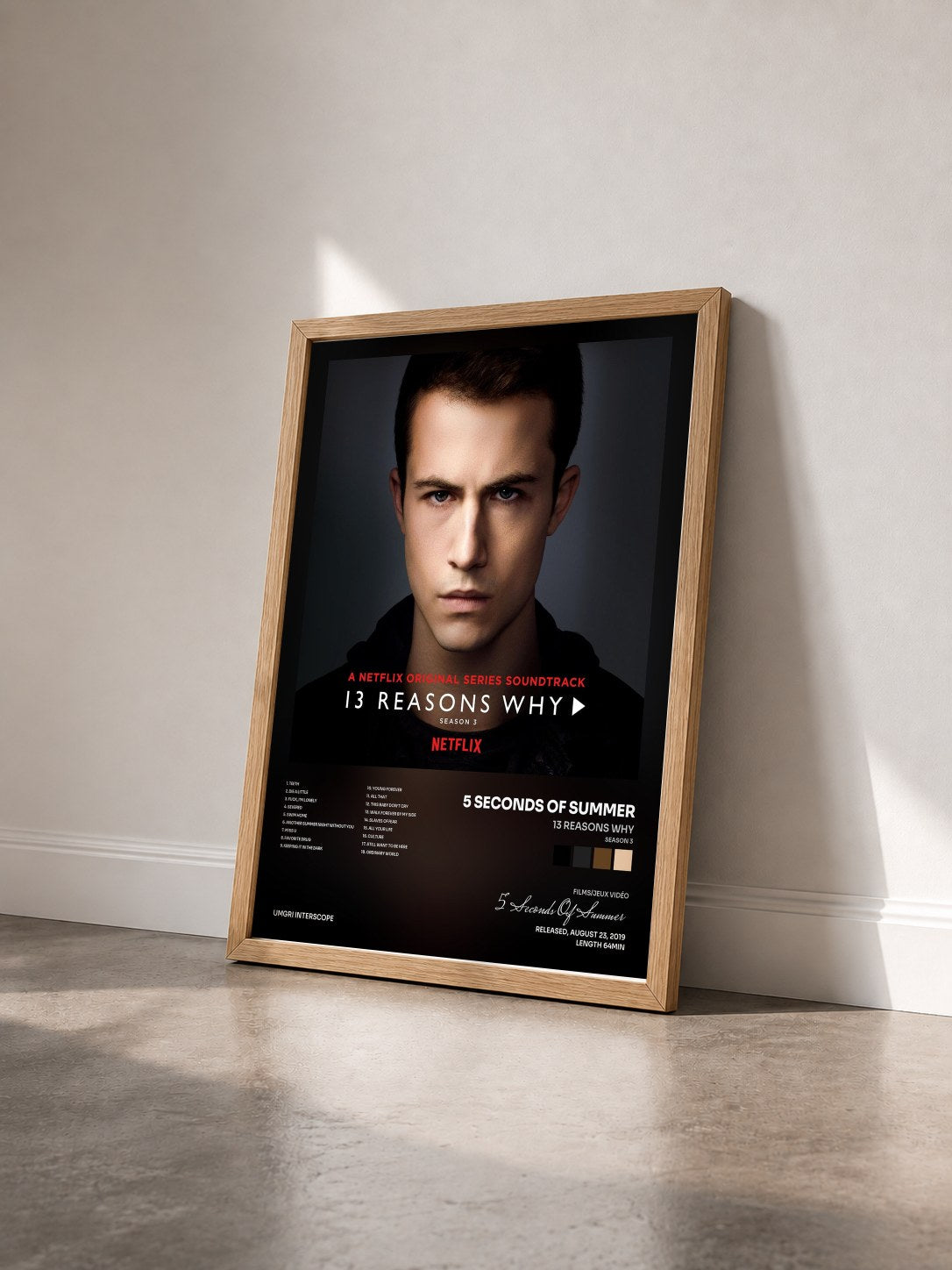#bois Tableau de l'album 13 Reasons Why (Season 3) de 5 Seconds Of Summer vu de trois quarts, cadre en bois brut