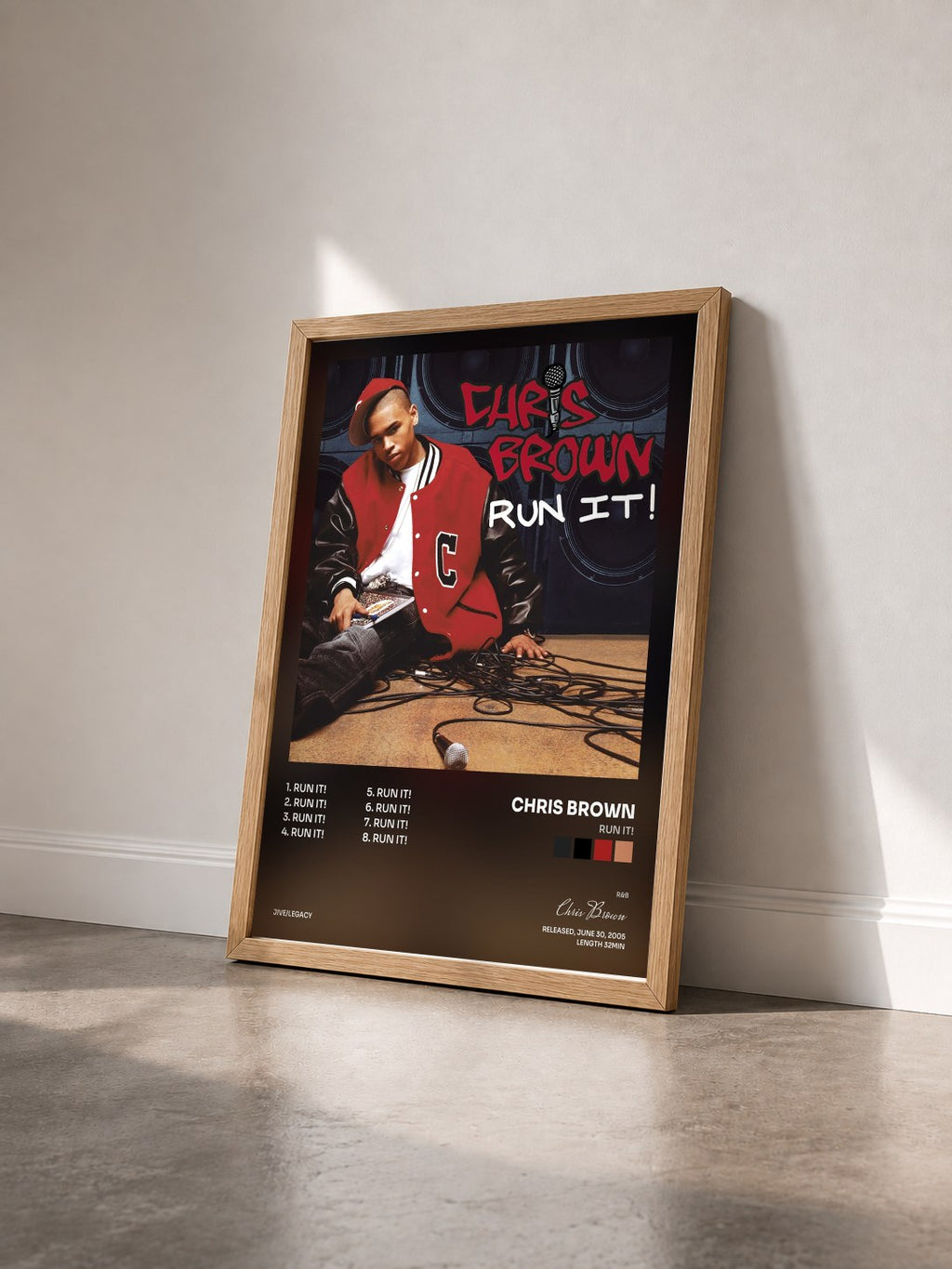 #bois Tableau de l'album Run It! de Chris Brown vu de trois quarts, cadre en bois brut
