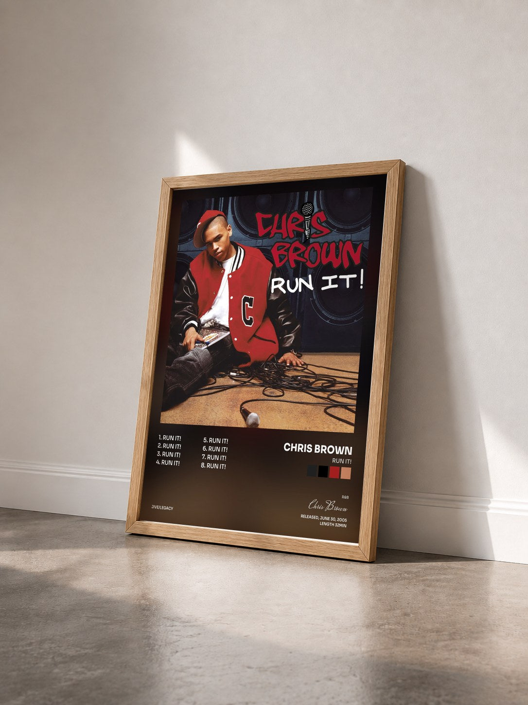 #bois Tableau de l'album Run It! de Chris Brown vu de trois quarts, cadre en bois brut