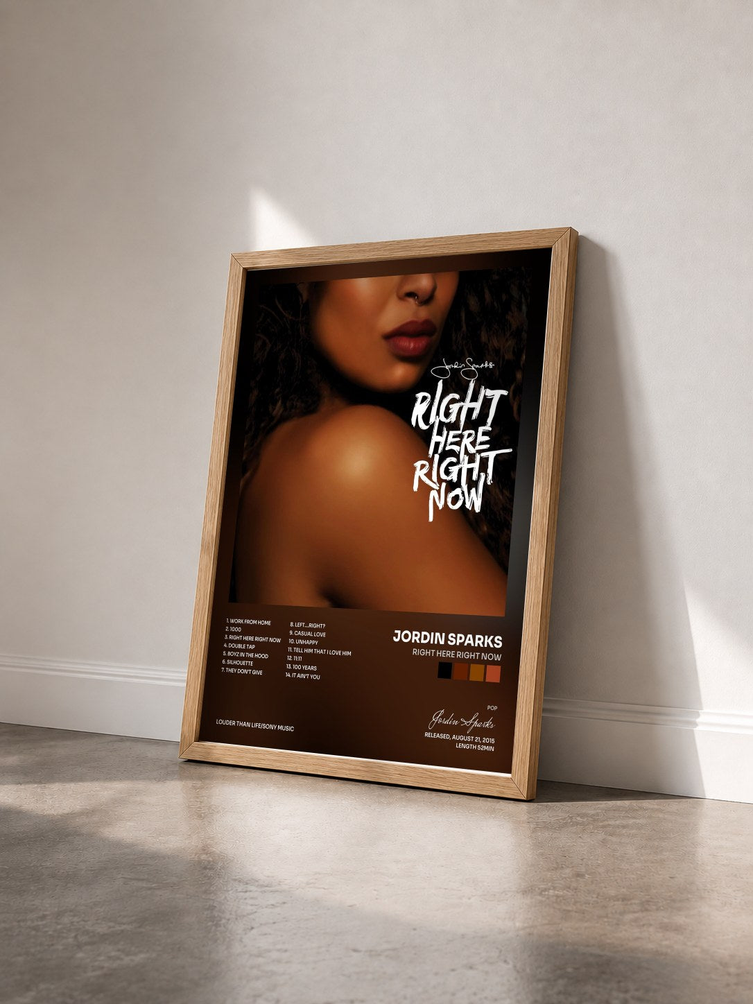 #bois Tableau de l'album Right Here Right Now de Jordin Sparks vu de trois quarts, cadre en bois brut