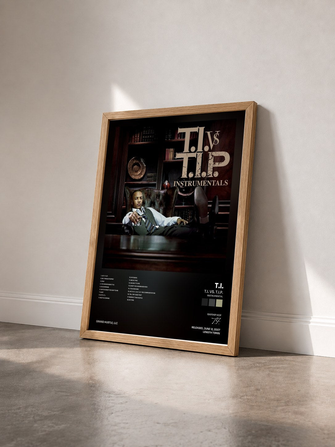 #bois Tableau de l'album T.I. vs. T.I.P. (Instrumental) de T.I. vu de trois quarts, cadre en bois brut