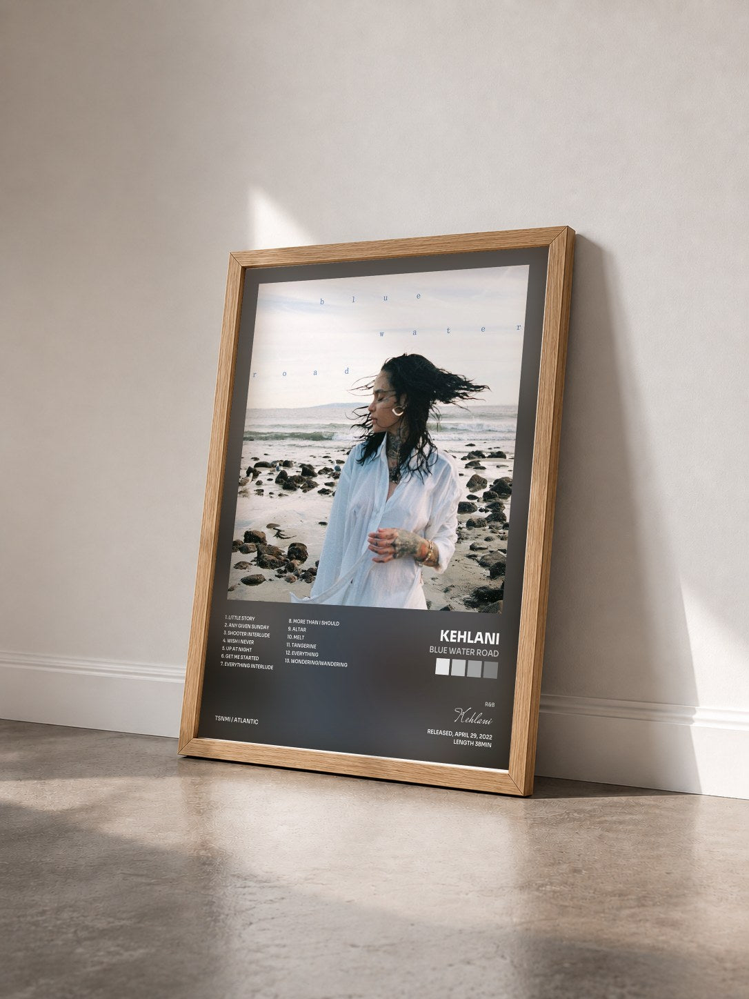 #bois Tableau de l'album blue water road de Kehlani vu de trois quarts, cadre en bois brut