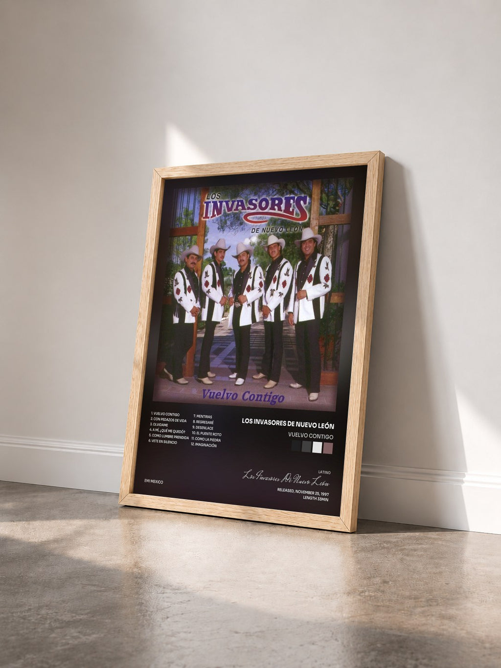 #bois Tableau de l'album Vuelvo Contigo de Los Invasores De Nuevo León vu de trois quarts, cadre en bois brut