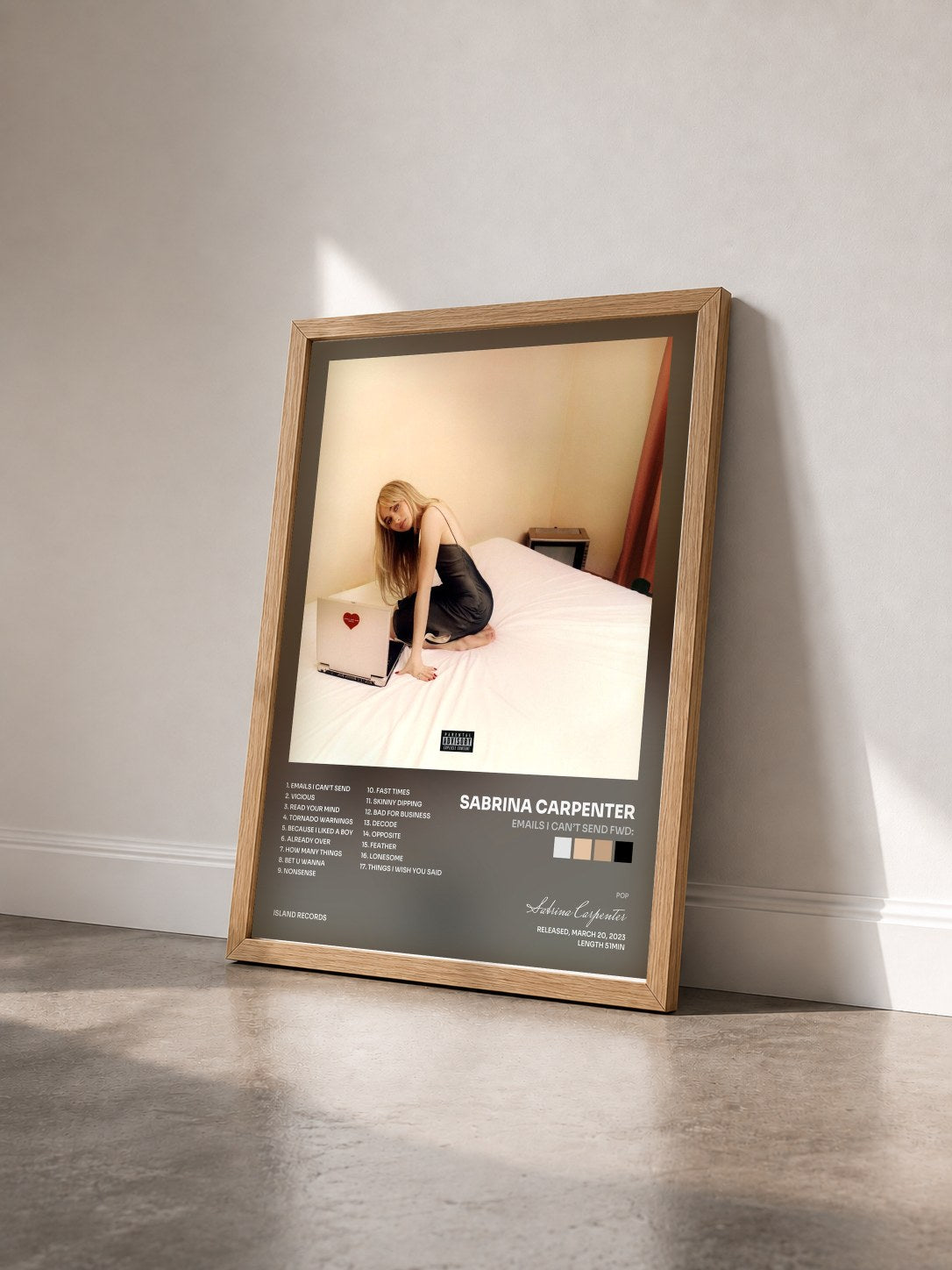 #bois Tableau de l'album emails i can’t send fwd: de Sabrina Carpenter vu de trois quarts, cadre en bois brut