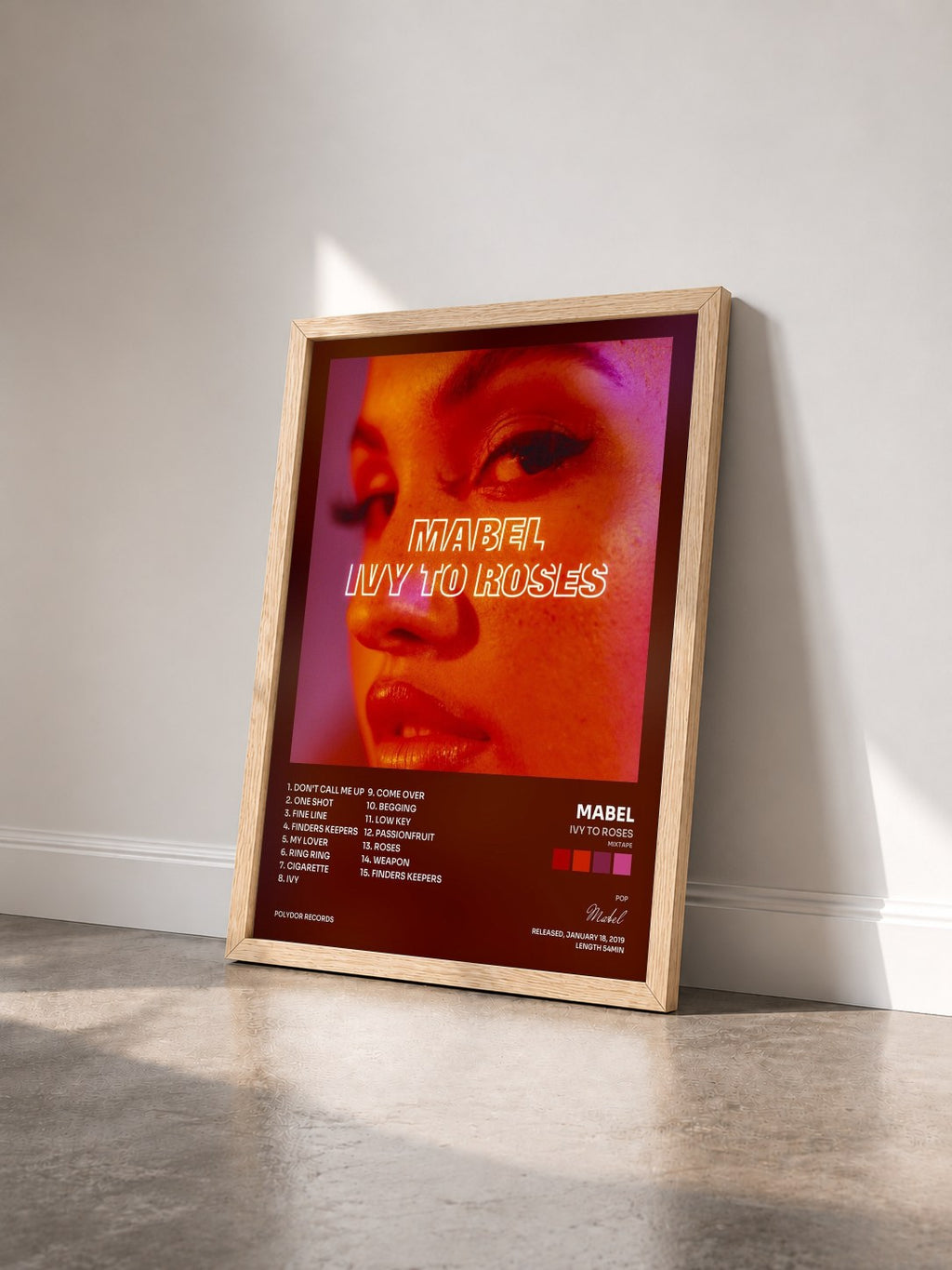 #bois Tableau de l'album Ivy To Roses (Mixtape) de Mabel vu de trois quarts, cadre en bois brut
