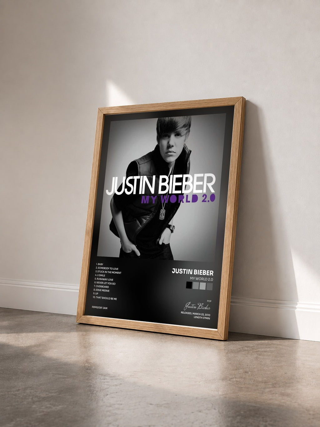 #bois Tableau de l'album My World 2.0 de Justin Bieber vu de trois quarts, cadre en bois brut