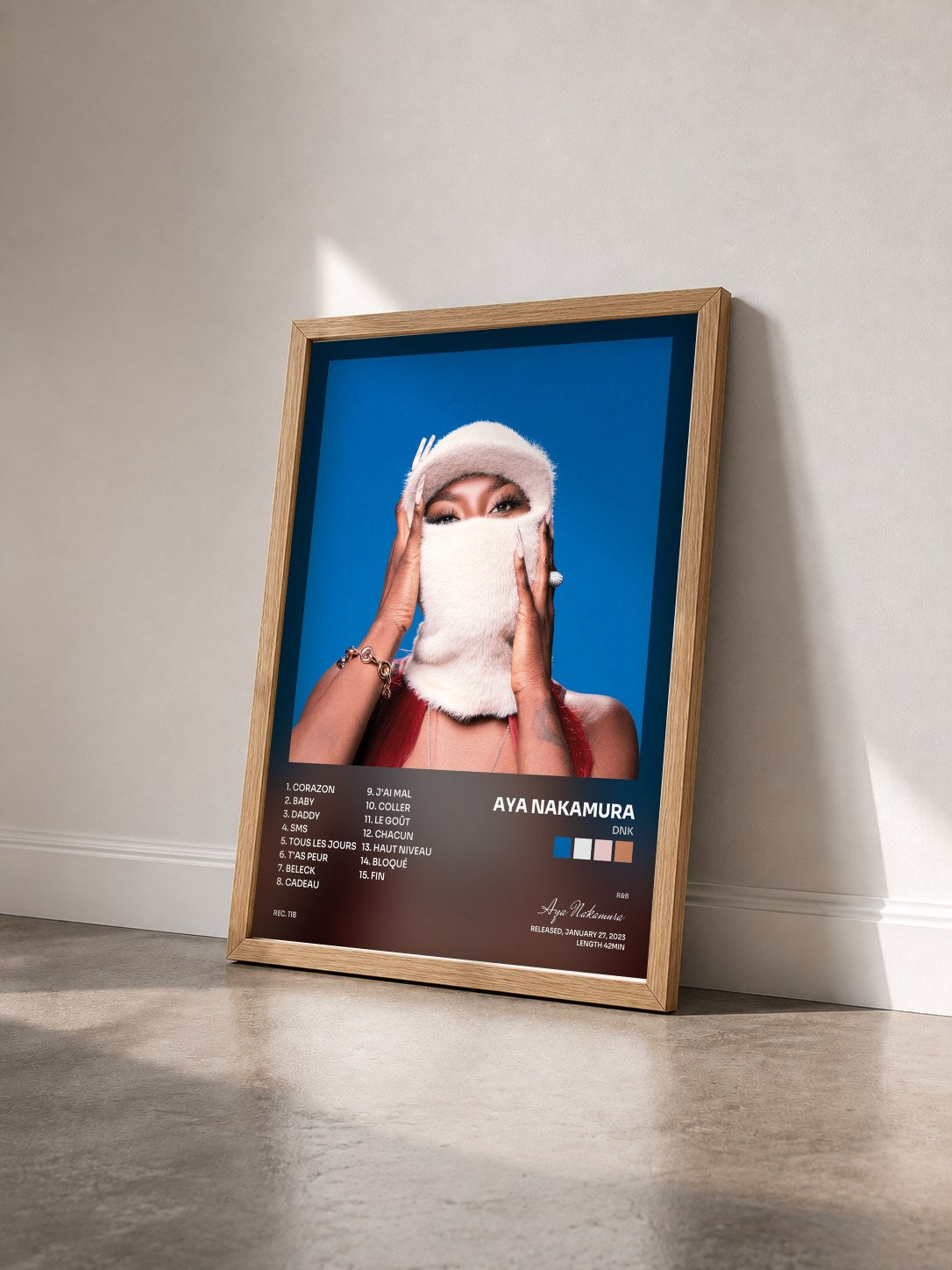 #bois Tableau de l'album DNK de Aya Nakamura vu de trois quarts, cadre en bois brut