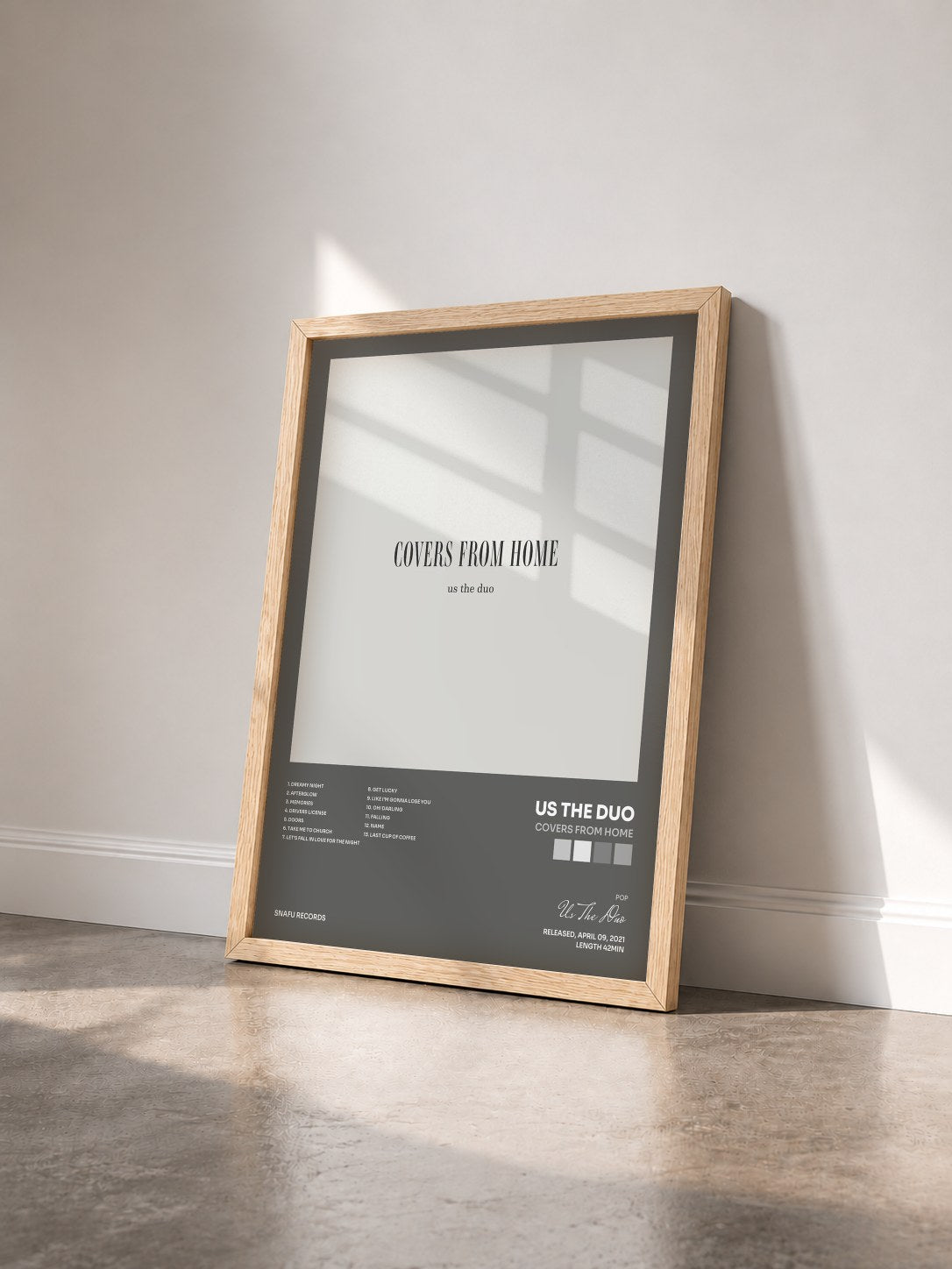 #bois Tableau de l'album Covers from Home de Us The Duo vu de trois quarts, cadre en bois brut