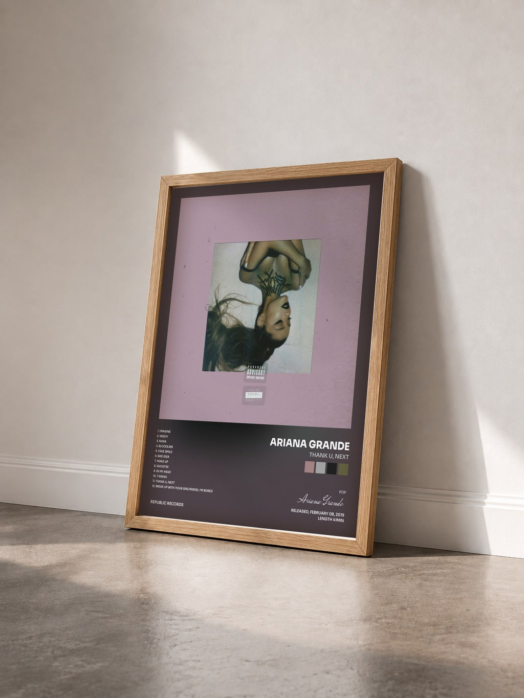 #bois Tableau de l'album thank u, next de Ariana Grande vu de trois quarts, cadre en bois brut
