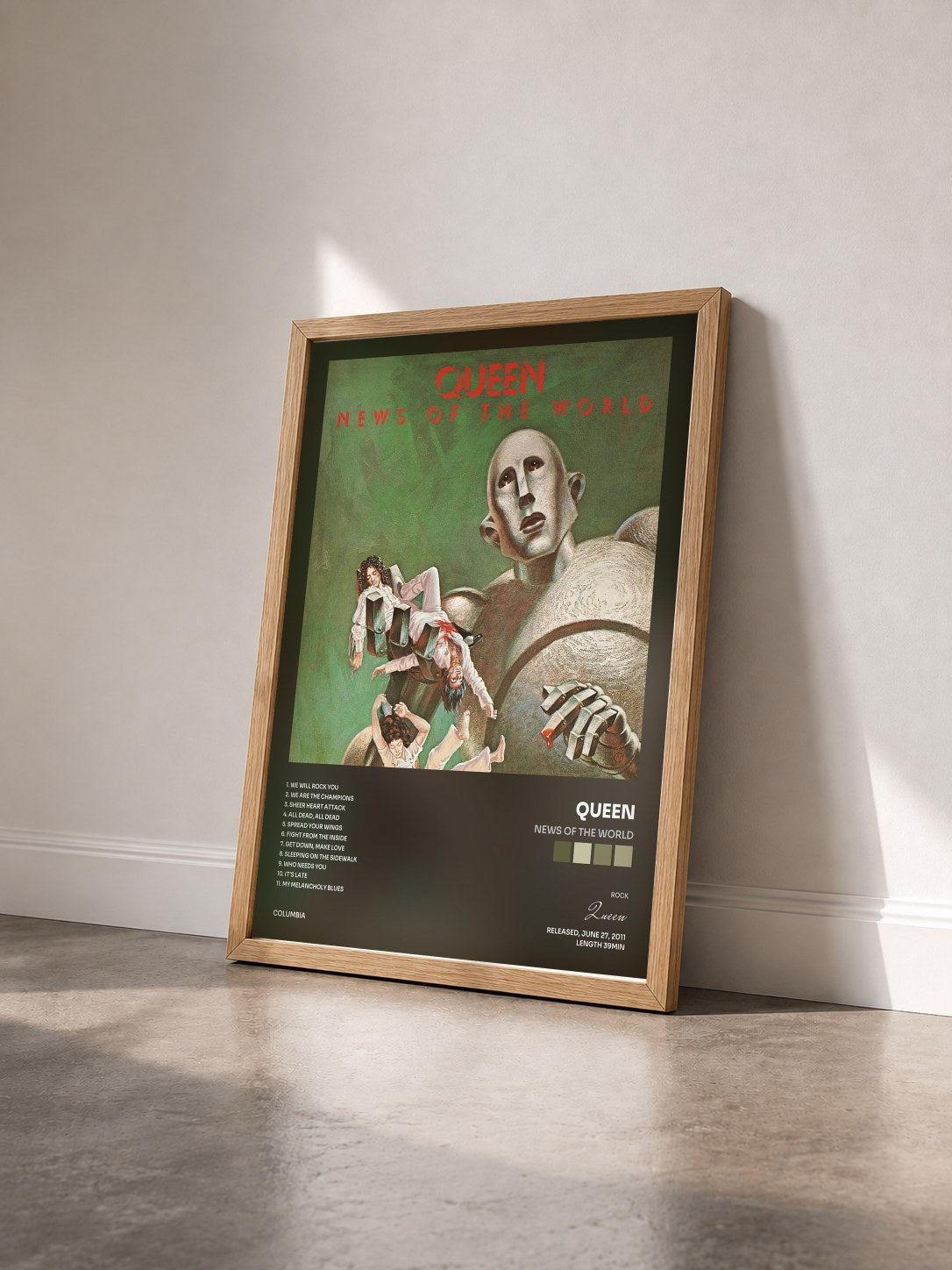 #bois Tableau de l'album News Of The World de Queen vu de trois quarts, cadre en bois brut