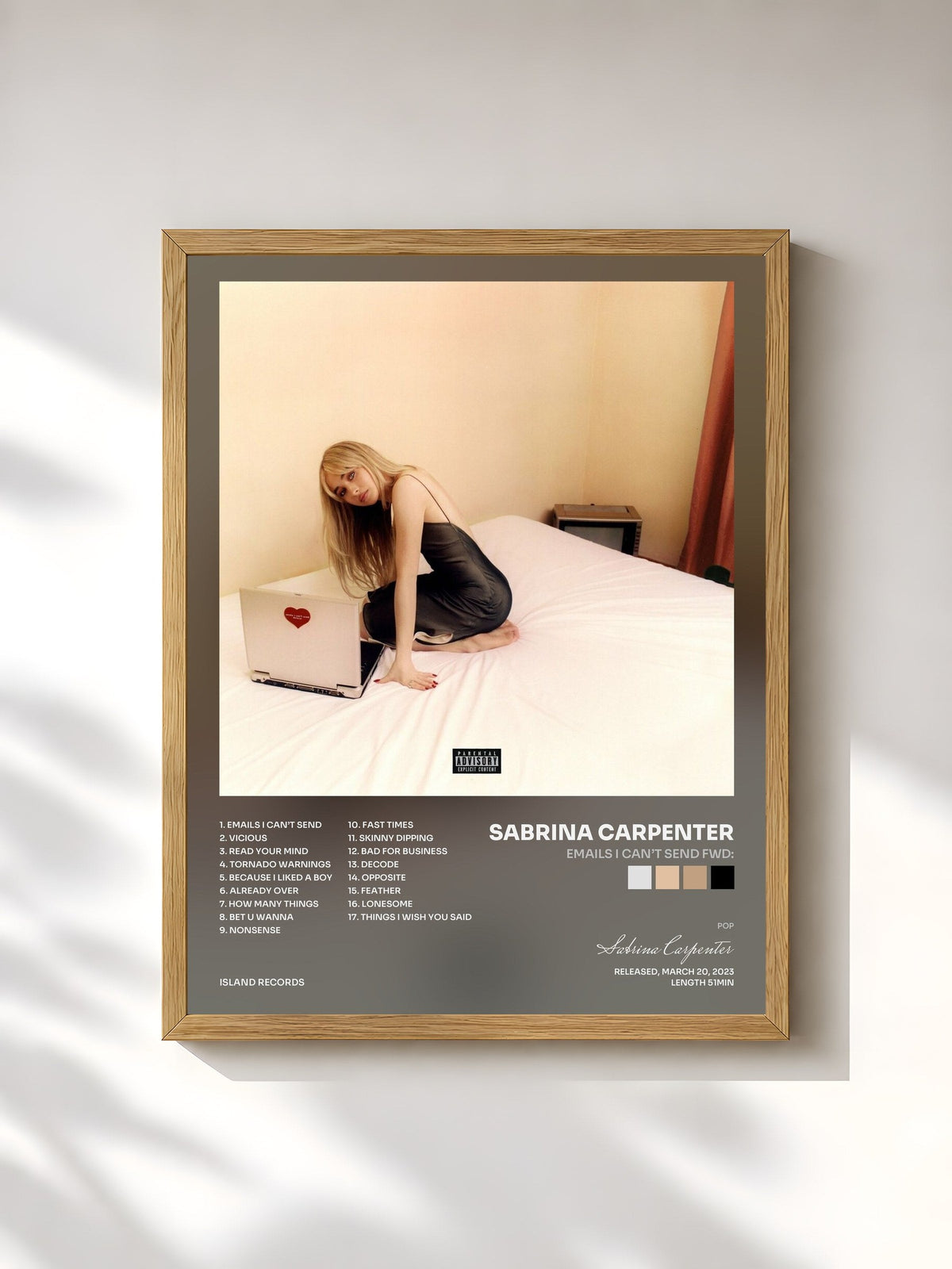 #bois Tableau de l'album emails i can’t send fwd: de Sabrina Carpenter, cadre en bois brut, imprimé et encadré en France
