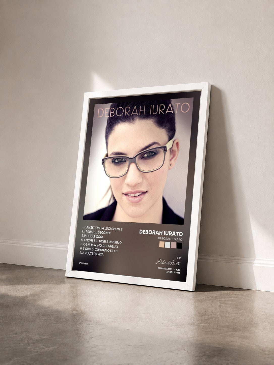 #blanc Tableau de l'album Deborah Iurato de Deborah Iurato vu de trois quarts, cadre blanc
