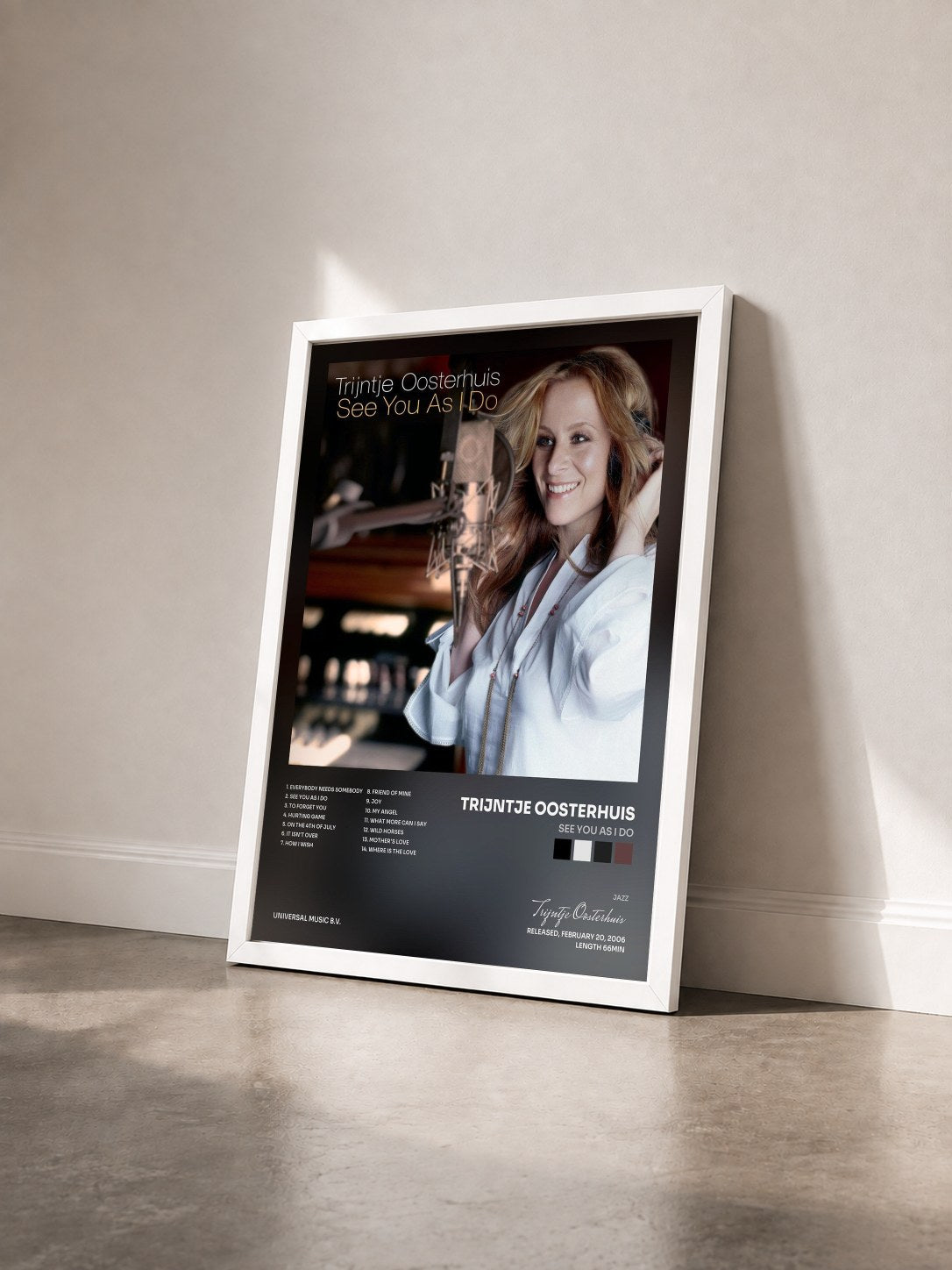 #blanc Tableau de l'album See You As I Do de Trijntje Oosterhuis vu de trois quarts, cadre blanc
