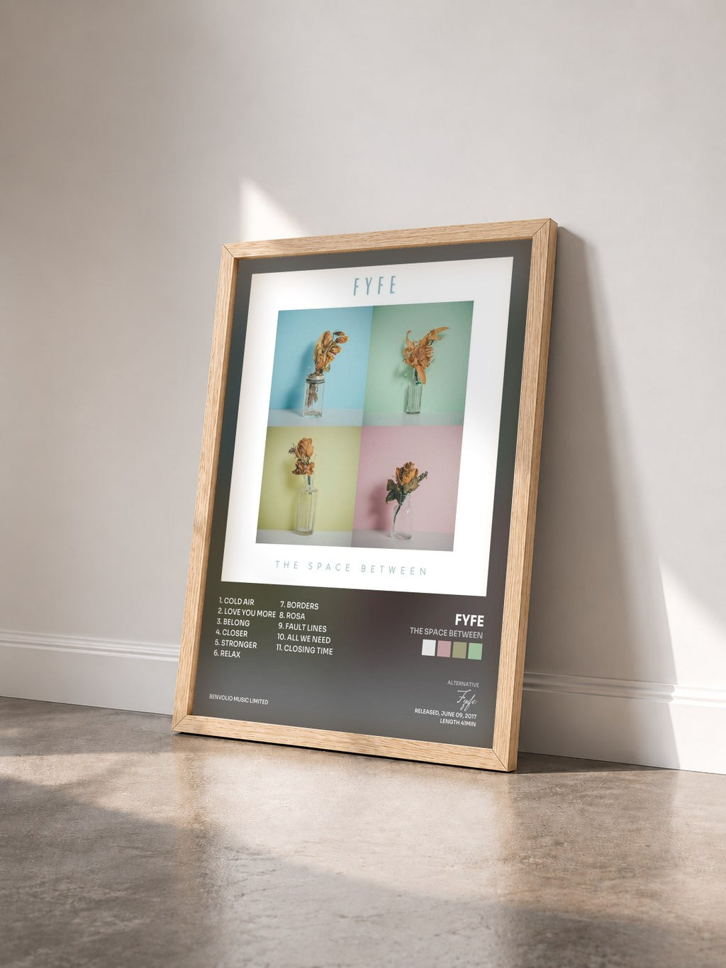 #bois Tableau de l'album The Space Between de Fyfe vu de trois quarts, cadre en bois brut