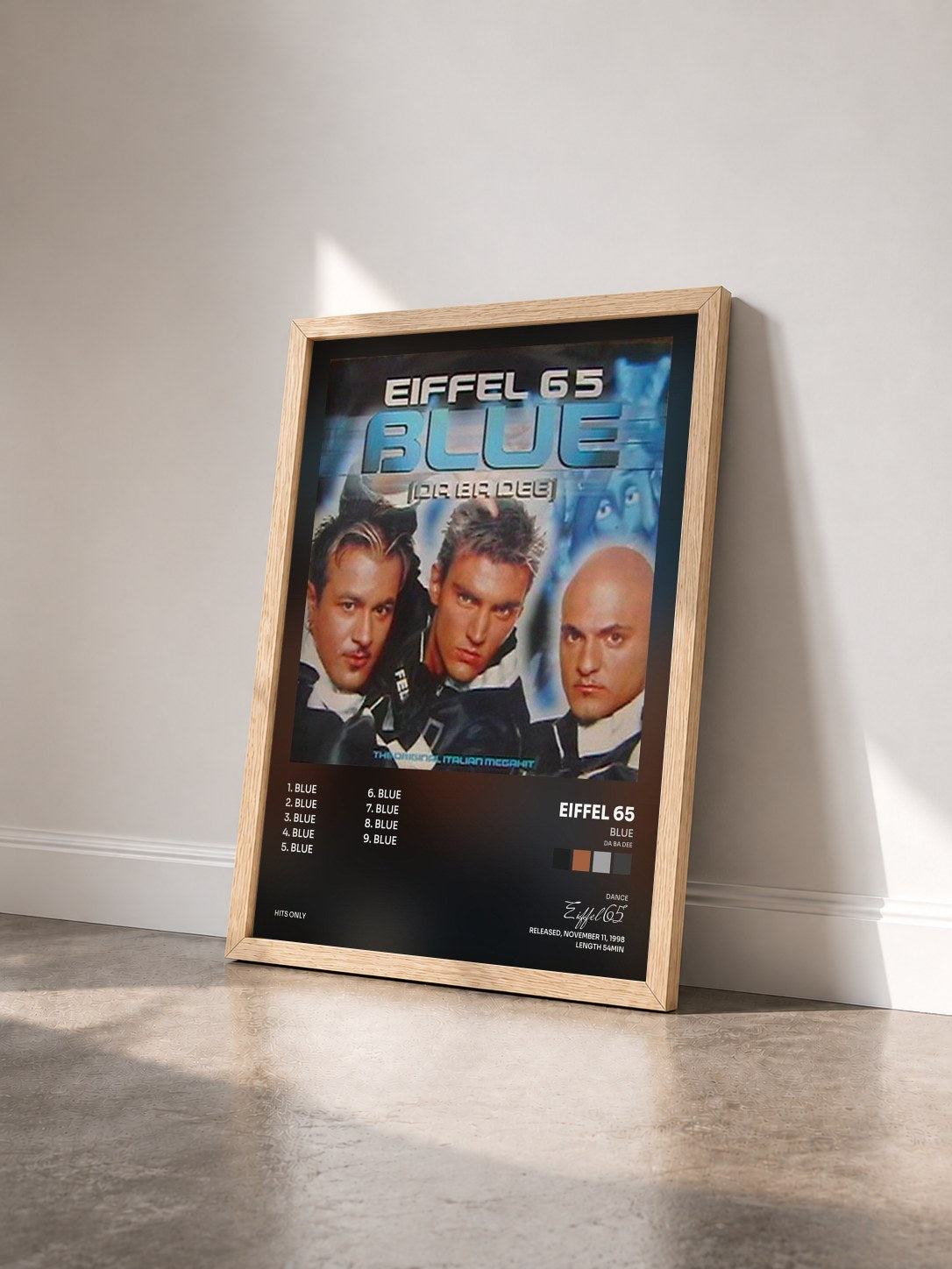 #bois Tableau de l'album Blue (Da Ba Dee) de Eiffel 65 vu de trois quarts, cadre en bois brut