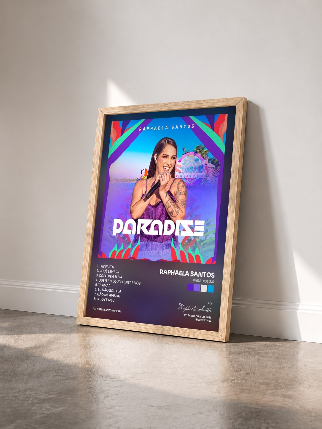 #bois Tableau de l'album Paradise 2.0 de Raphaela Santos vu de trois quarts, cadre en bois brut