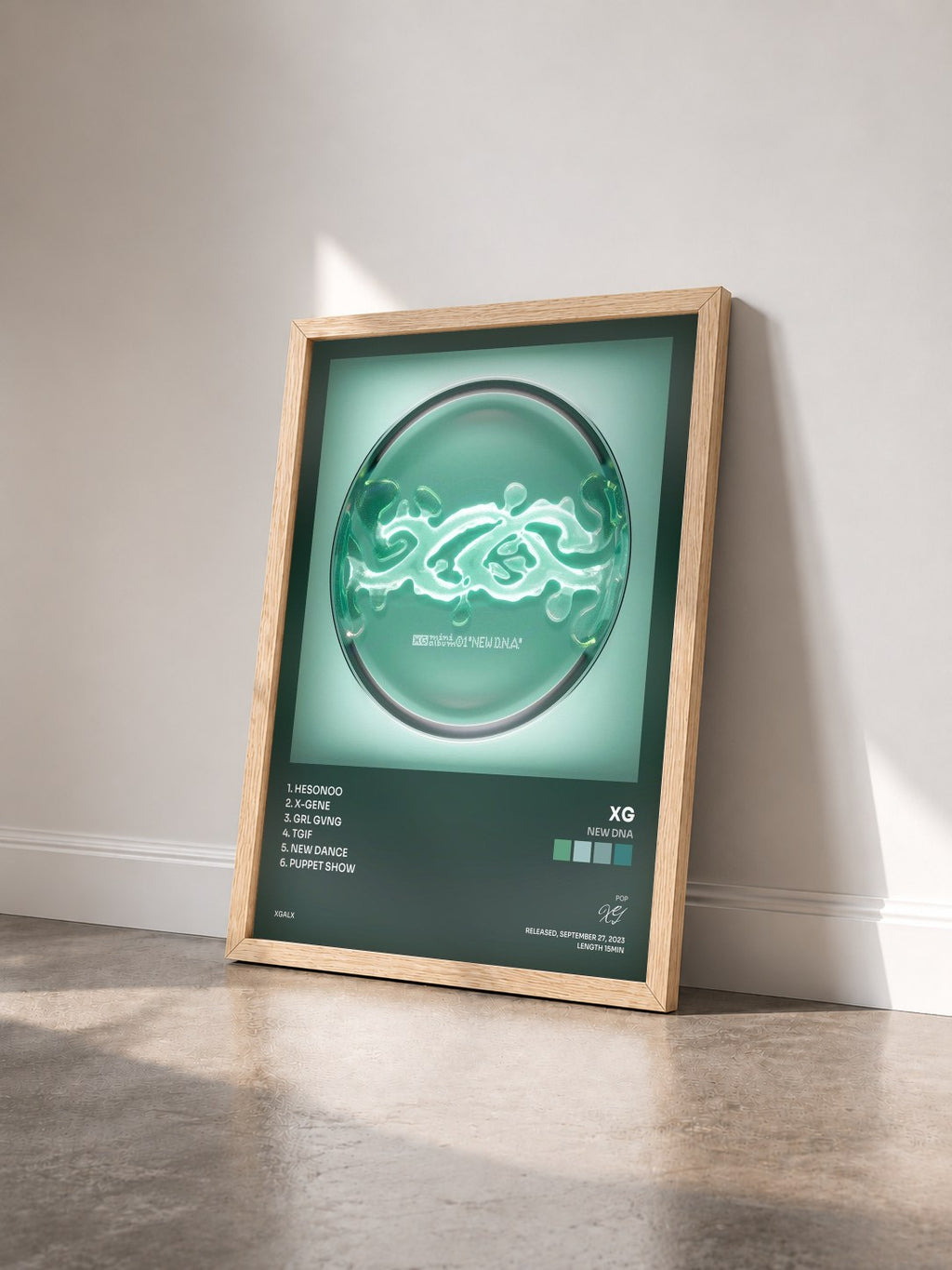 #bois Tableau de l'album NEW DNA de XG vu de trois quarts, cadre en bois brut
