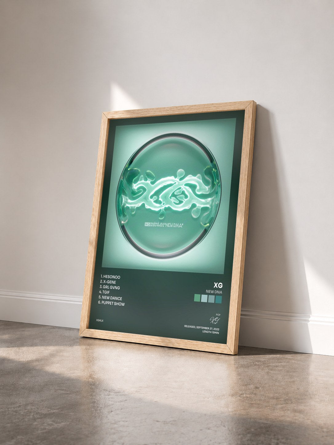 #bois Tableau de l'album NEW DNA de XG vu de trois quarts, cadre en bois brut