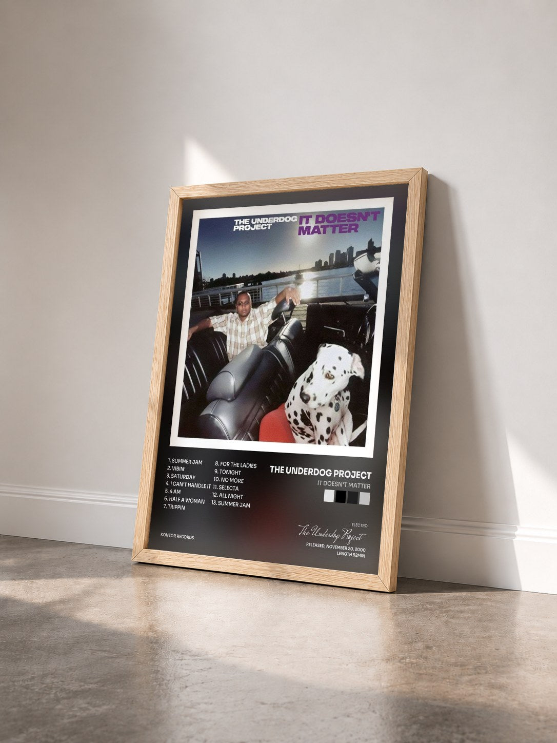 #bois Tableau de l'album It Doesn't Matter de The Underdog Project vu de trois quarts, cadre en bois brut