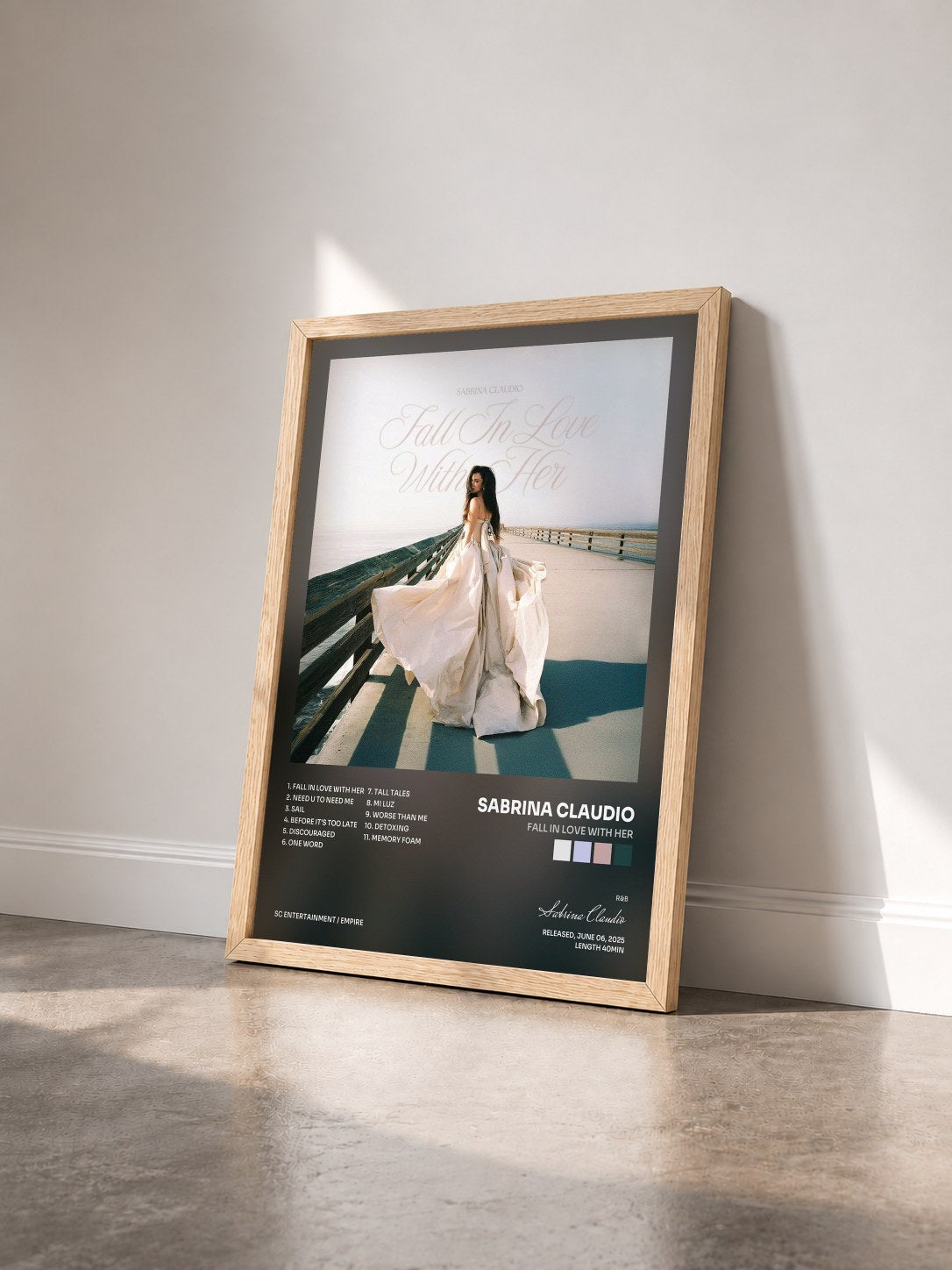 #bois Tableau de l'album Fall In Love With Her de Sabrina Claudio vu de trois quarts, cadre en bois brut