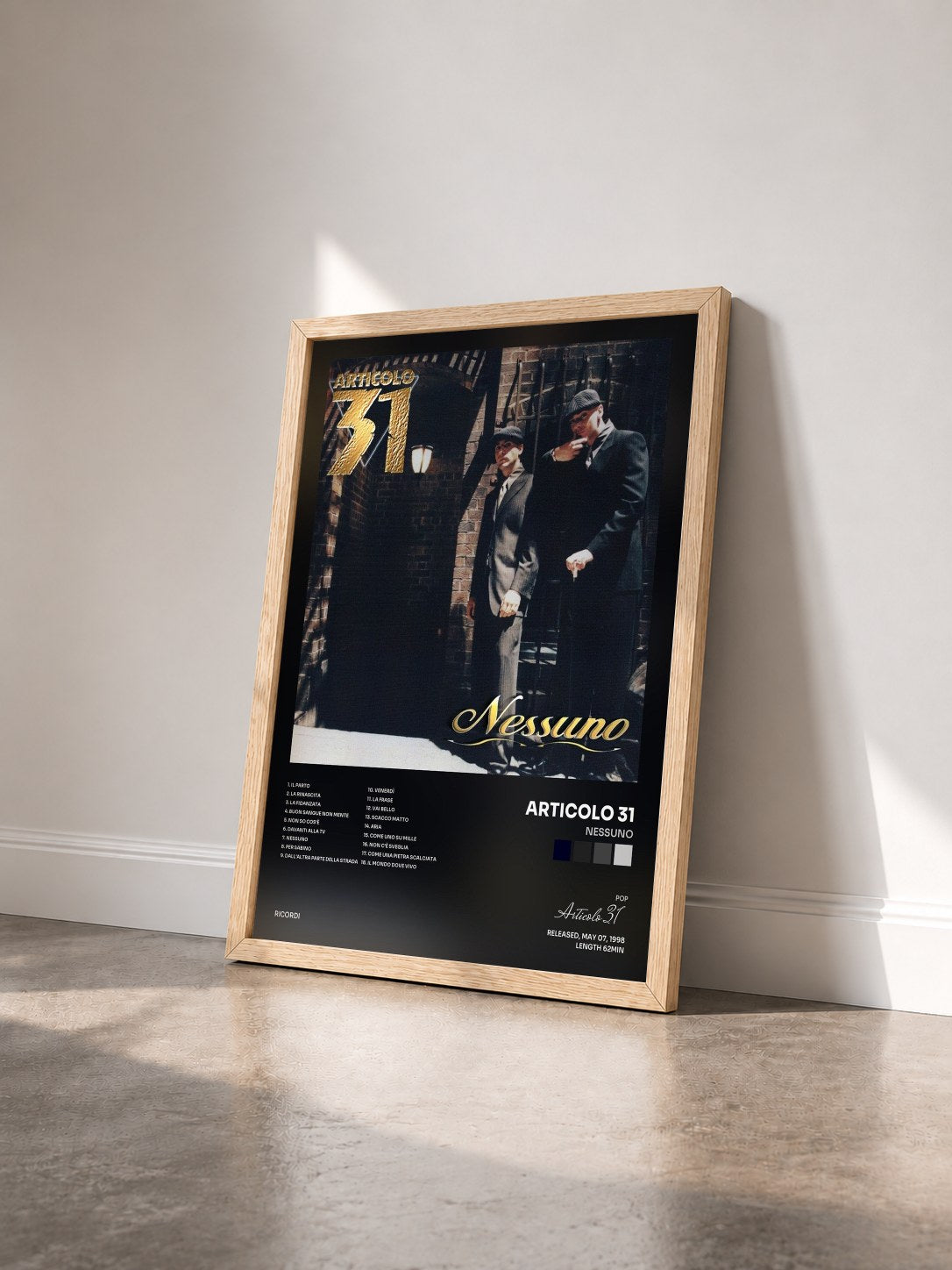 #bois Tableau de l'album Nessuno de Articolo 31 vu de trois quarts, cadre en bois brut