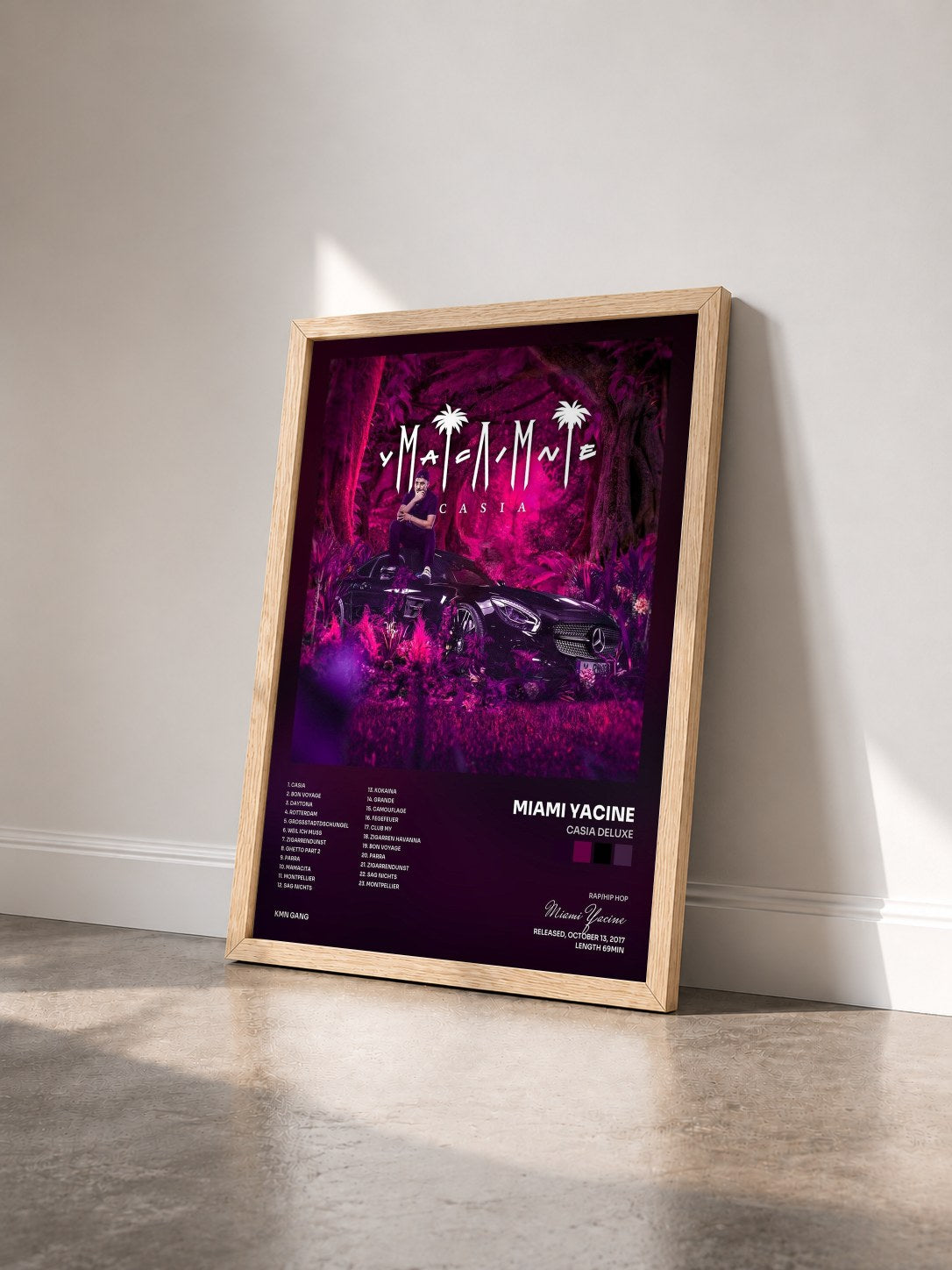 #bois Tableau de l'album Casia Deluxe de Miami Yacine vu de trois quarts, cadre en bois brut